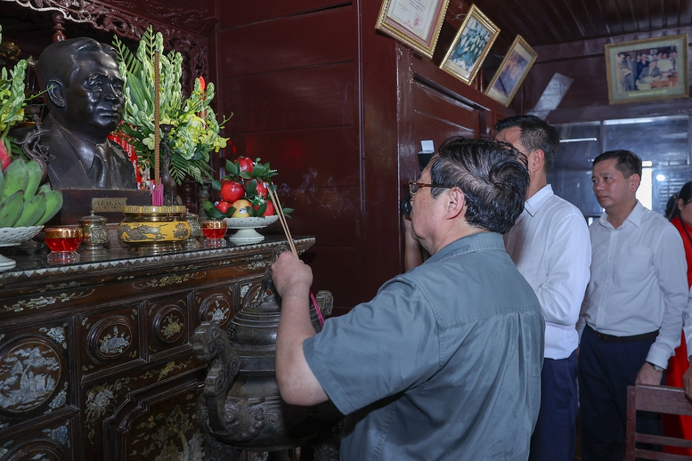 Bộ trưởng Phạm Thị Thanh Trà tham gia đoàn công tác Thủ tướng Chính phủ dâng hương tưởng niệm Tổng Bí thư Lê Duẩn và Đại tướng Nguyễn Chí Thanh